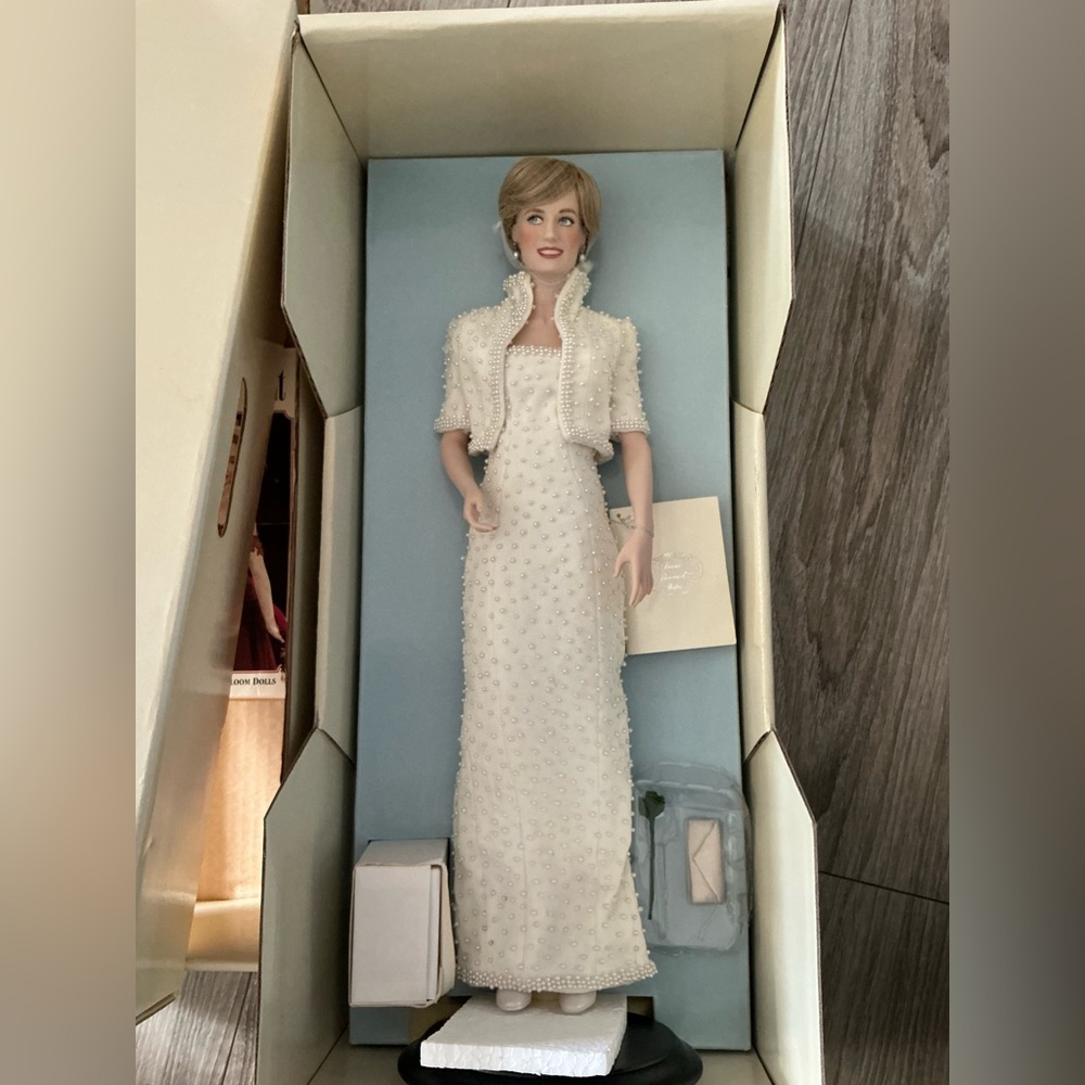 MIB Franklin Mint Princess Diana Porcelain Doll w/stand & Crown